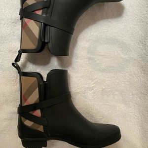 Burberry Womens size 8 rain boot. Like new condition